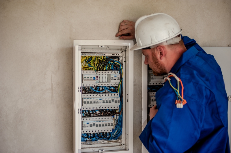 electricite-ANTIBES-min_electrician-2755683